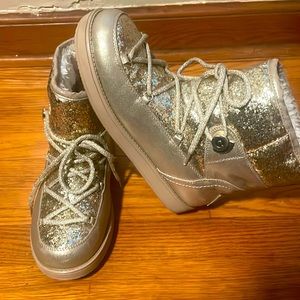 These boots are winner boots they got sparkly glitter on them size 81/2m used